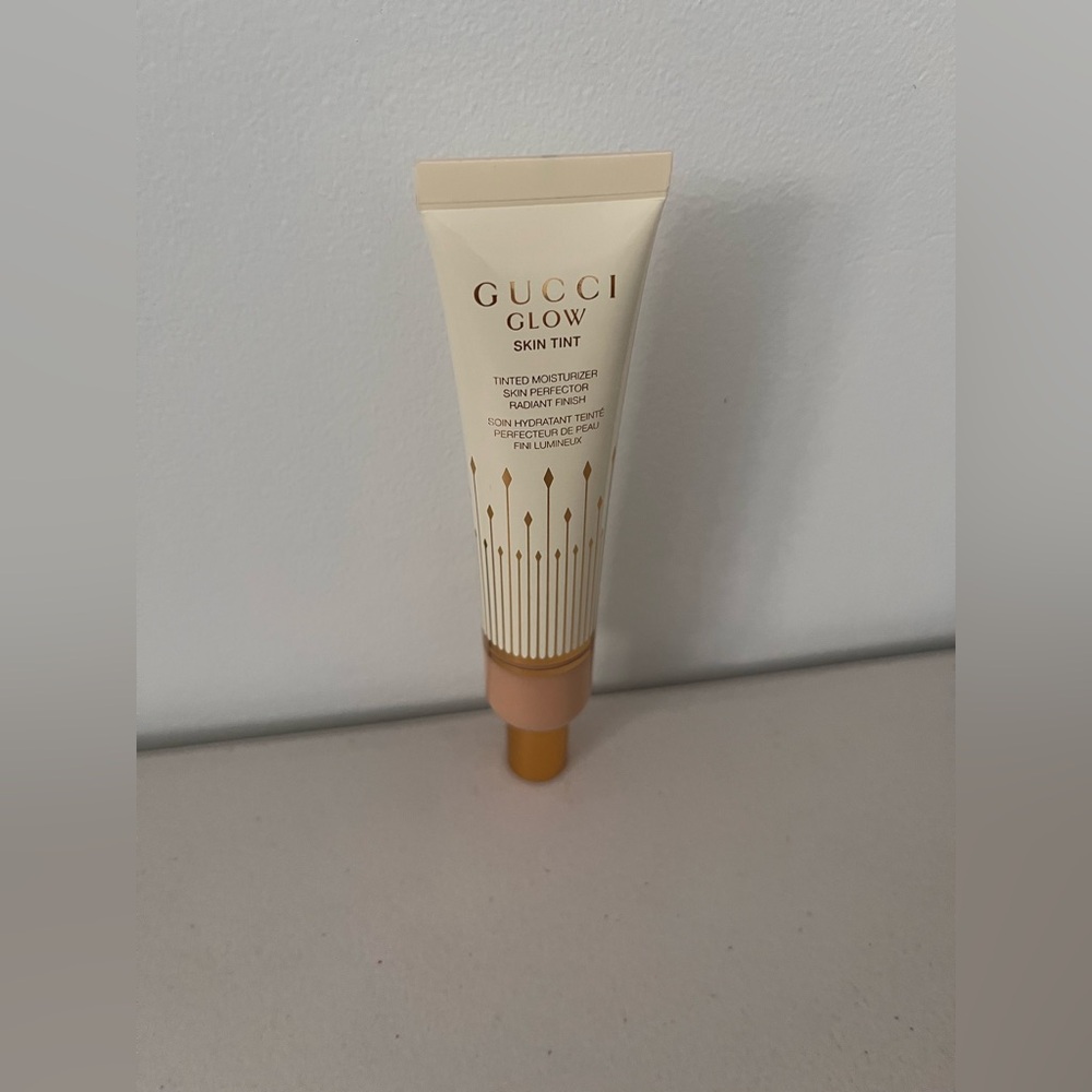 Gucci Glow Skin Tint - medium 33